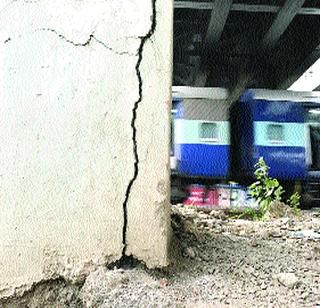 Old flyoose pillars cracked | जुन्या उड्डाणपुलाच्या पिलर्सना तडे Old flyoose pillars cracked | जुन्या उड्डाणपुलाच्या पिलर्सना तडे