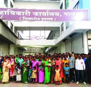 Tribal strikes for wages | मजुरीसाठी आदिवासींची धडक Tribal strikes for wages | मजुरीसाठी आदिवासींची धडक