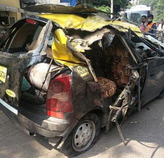 The deadly accident of taxi in Eastern Freeway, 6 people died in Mumbai | मुंबईत ईस्टर्न फ्री वे वर टॅक्सीचा भीषण अपघात, ६ जणांचा मृत्यू