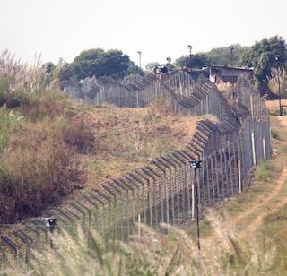 Due to BSF threat, Pakistan has removed Rangers from the border | BSF च्या धास्तीने पाकिस्तानने सीमेवरुन रेंजर्सना हटवले