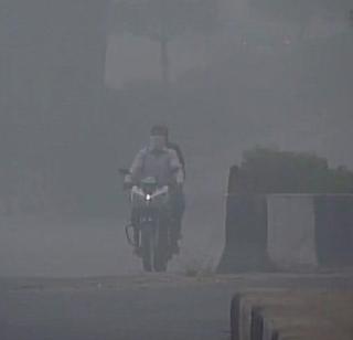 Delhi lost in the dust, people got off on the streets | धुरक्यात हरवली दिल्ली, लोक उतरले रस्त्यावर