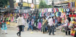 Do not the authorities see encroachment? | अधिकाऱ्यांना अतिक्रमण दिसत नाही का ? Do not the authorities see encroachment? | अधिकाऱ्यांना अतिक्रमण दिसत नाही का ?