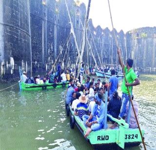 Tourists stop outside Janjira's wall | जंजिऱ्याच्या तटबंदीबाहेर पर्यटकांची कोंडी