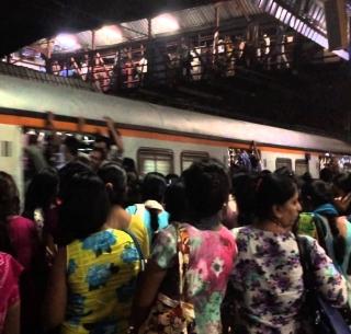 Woman's arbitrariness in the Western Railway, closed the door to avoid crowds | पश्चिम रेल्वेत महिलांची मनमानी, गर्दी टाळण्यासाठी लोकलचे दरवाजे केले बंद