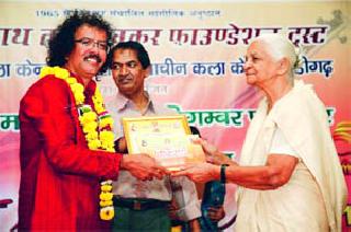 Dasakkar has been awarded the Art Gaurav Award | दसककर यांना कला गौरव पुरस्कार प्रदान