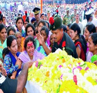 Caravans cremation on the part of Rajendra Tupare | राजेंद्र तुपारेंच्या पार्थिवावर कार्वेत अंत्यसंस्कार