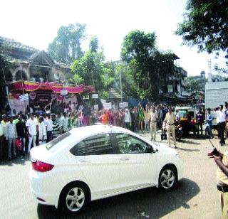 Black flag flutter in the car of the collector's car | जिल्हाधिकाऱ्यांच्या गाडीला भिवंडीत काळे झेंडे Black flag flutter in the car of the collector's car | जिल्हाधिकाऱ्यांच्या गाडीला भिवंडीत काळे झेंडे