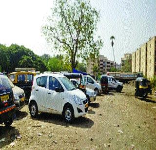Unauthorized pay-parking of parking mafia | पार्किंग माफियांची अनधिकृत पे-पार्किंग