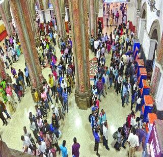 The crowd in front of the ticket windows | तिकीट खिडक्यांसमोर गर्दी