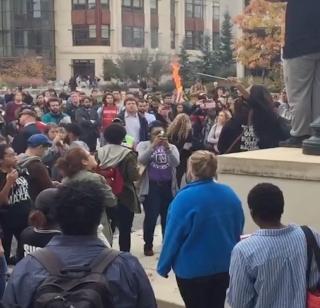 VIDEO - Students burned flags against Trump | VIDEO - ट्रम्प यांच्या विरोधात विद्यार्थांनी जाळले झेंडे