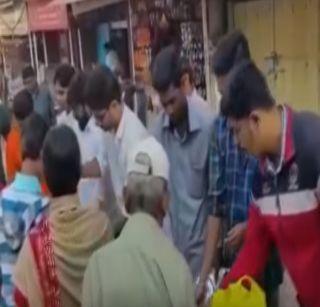 VIDEO: Kolhapurkar came to Ambabai's hungry devotees | VIDEO : अंबाबाईच्या उपाशी भक्तांसाठी कोल्हापूरकर आले धावून