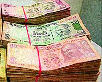 Customers' seizure crowd to change currency | नोटा बदलण्यासाठी ग्राहकांची तोबा गर्दी