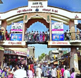 Over four lakh pilgrims in Pandharpur | पंढरपुरात चार लाखांच्या वर भाविक