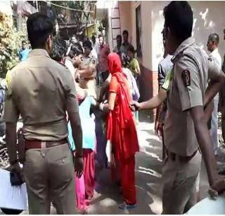 VIDEO - Women and men's tragedy in the premises of Bhaindar police station | VIDEO - भाईंदर पोलीस ठाण्याच्या आवारात महिला, पुरुषांची हाणामारी