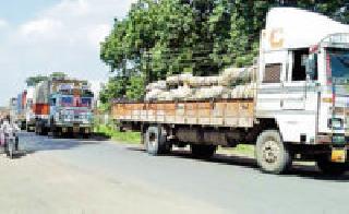 National Highway Gone Parking | राष्ट्रीय महामार्ग झाला वाहनतळ