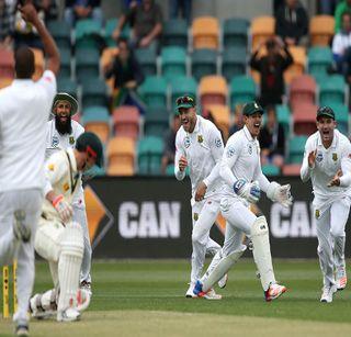 South Africa blown away, Australia were all out for 85 runs | दक्षिण अफ्रिकेने उडवला धुव्वा, ऑस्ट्रेलिया फक्त 85 धावांत ऑल आऊट