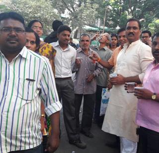 Shivsena has provided tea for citizens of the bank's queue | बँकेच्या रांगेतील नागरिकांसाठी शिवसेनेने केली चहापानाची सोय