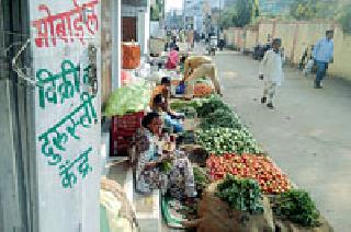 Crowd in Pawneet Bank; Shukkukkat in the market | पवनीत बँकेत गर्दी; बाजारात शुकशुकाट