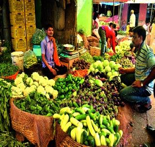 Weekend market turnover! | आठवडी बाजाराची उलाढाल निम्यावर!