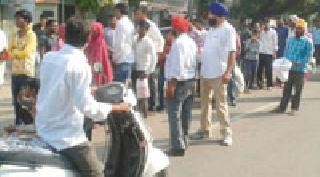 Tea, water allocation in the queues next to the bank | बँकेसमोरील रांगांमध्ये चहा, पाण्याचे वाटप