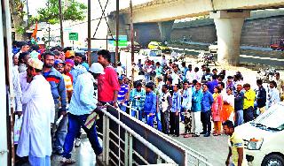 The working class Sunday queues | नोकरदार वर्गाचा रविवार रांगेत