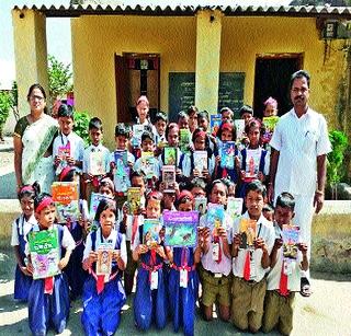 Books collected by students by saving money from crackers | फटाक्याचे पैसे वाचवून विद्यार्थ्यांनी जमविली पुस्तके