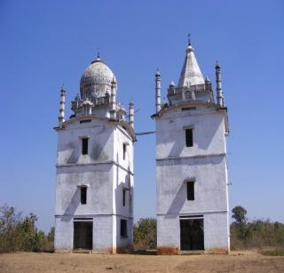 Raised temple, mosque in controversial place | वादग्रस्त ठिकाणी मंदिर, मशीद उभारा