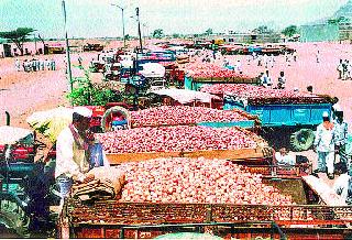 Onion auction stalled | कांदा लिलाव बेमुदत बंद