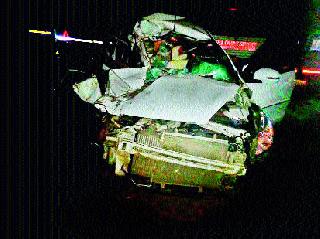 A car on the vertical truck killed three people | उभ्या ट्रकवर कार आदळून तिघे ठार