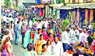 The crowd of devotees at Kartik Swamy Temple | कार्तिक स्वामी मंदिरात भाविकांची गर्दी