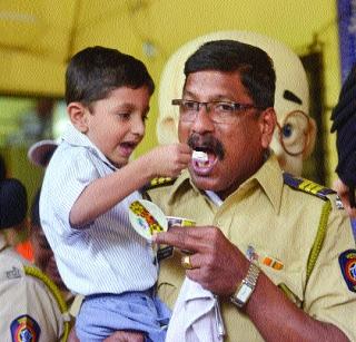 Chocolate, ice cream and gifts for the company's baby children's birthday | बच्चे कंपनीची चंगळ बालदिनानिमित्त चॉकलेट, आईस्क्रीम आणि गिफ्ट्स