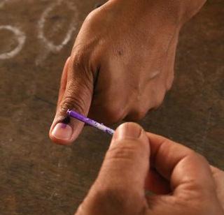 Ink to bank fingers to reduce the crowd | गर्दी कमी करण्यासाठी बँका बोटांना लावणार शाई