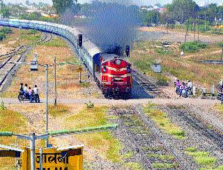 Next to Manmad-Indore Railway will be connected by Nashik-Dhule Railway | मनमाड-इंदूर रेल्वे पाठोपाठ नाशिक-धुळे रेल्वेने जोडणार