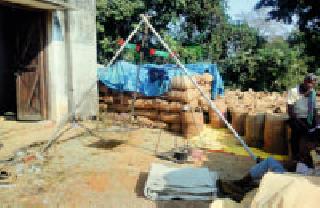 The plunder of the farmers at the White Shopping Center | पांढरीतील खरेदी केंद्रावर शेतकऱ्यांची लूट