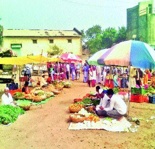 Problems with loose money: Vegetables turned back from Peth market | सुट्या पैशांची समस्या : पेठ बाजारातून भाजीपाला पुन्हा माघारी Problems with loose money: Vegetables turned back from Peth market | सुट्या पैशांची समस्या : पेठ बाजारातून भाजीपाला पुन्हा माघारी