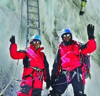 The 'who' claiming to head the Everest suspended from the couple's police force | एव्हरेस्ट सर केल्याचा दावा करणारे 'ते' दांपत्य पोलिस दलातून निलंबित