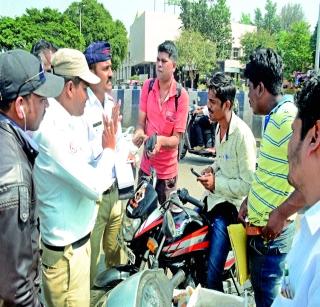 Traffic Police's 'Tolerance Zone' | नोटाबंदीमुळे वाहतूक पोलिसांचा ‘टॉलरन्स झोन’