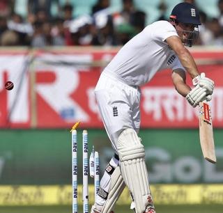 England on the second day at 103 for 5 | दुस-या दिवसाखेरीस इंग्लंड ५ बाद १०३