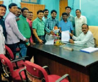 Gramsevak office handed over key | ग्रामसेवक कार्यालयाच्या चाब्या सुपूर्द