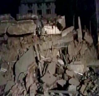 The building of the 4-storey building collapsed, the death of one | भिवंडीत 4 मजली इमारत कोसळली, एकाचा मृत्यू