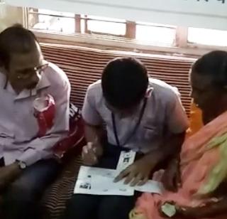 Nomination: Hands on the help of elderly in the bank's queue | नोटाबंदी : बँकेच्या रांगेतील वृद्धांना मदतीचे चिमुकले हात