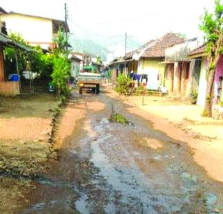 Because there is no drainage, the wastewater from the village of Becker | गटारे नसल्याने बेकरे गावातील सांडपाणी रस्त्यावर