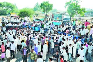 Stop the path in Chandwad, Chowk | चांदवड, सटाण्यात रास्ता रोको