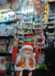 Santa Claus Parachute | सांताक्लॉज पॅराशूटवर :