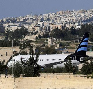 Libyan hijacked plane rescues all passengers | लिबियाच्या अपह्रत विमानातून सर्व प्रवाशांची सुटका