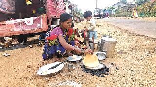 Due to the shortage of money, the world on the road is in double trouble! | चलन टंचाईमुळे रस्त्यावरचा संसार अडकला दुहेरी संकटात !