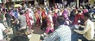 Hundreds of women's women thronged the police station | शेकडो महिलांचा जत्था पोलीस ठाण्यात धडकला Hundreds of women's women thronged the police station | शेकडो महिलांचा जत्था पोलीस ठाण्यात धडकला