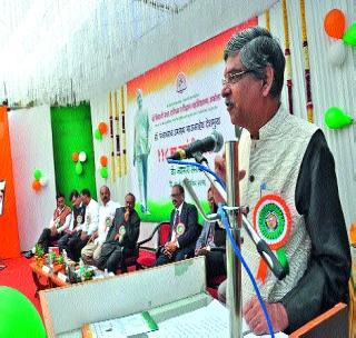 Youth should keep patience with sensitivity: Rajan Valalkar | तरुणांनी संवेदनशीलतेसोबतच संयम ठेवावा : राजन वेळूकर Youth should keep patience with sensitivity: Rajan Valalkar | तरुणांनी संवेदनशीलतेसोबतच संयम ठेवावा : राजन वेळूकर