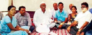 Councilors' fasting against the Nagar Panchayat | नगरपंचायतच्या विरोधात नगरसेवकांचे उपोषण Councilors' fasting against the Nagar Panchayat | नगरपंचायतच्या विरोधात नगरसेवकांचे उपोषण