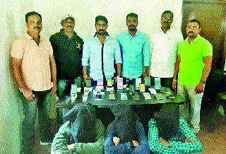 All the detainees are arrested | घरफोड्या करणाऱ्या चौघांना अटक All the detainees are arrested | घरफोड्या करणाऱ्या चौघांना अटक